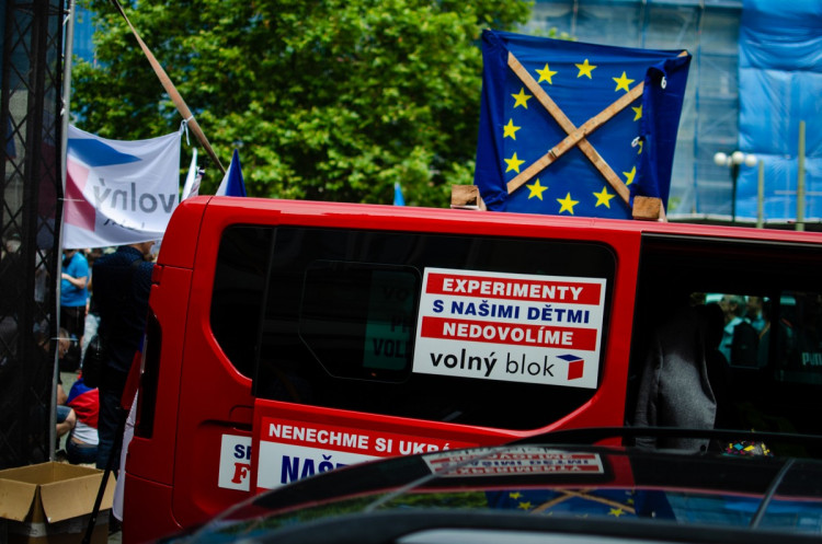 Demonstrace stovek odpůrců protikoronavirových opatření omezila provoz v Praze