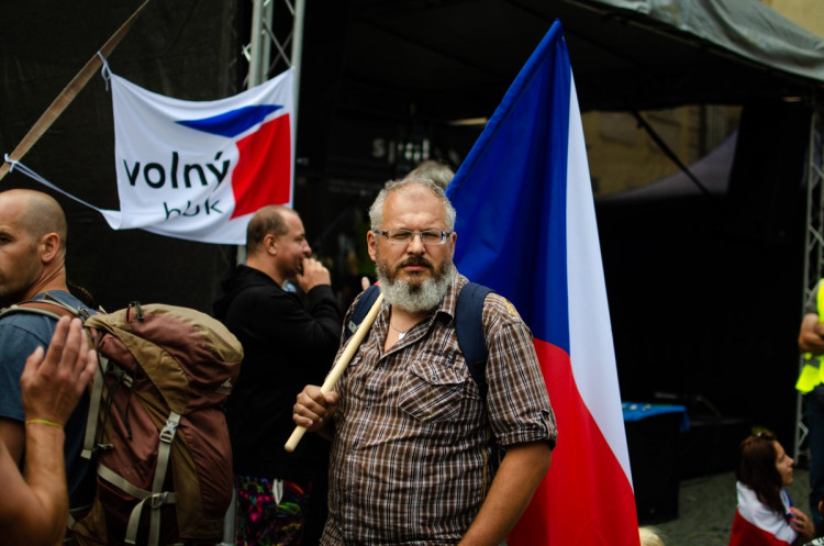 Demonstrace stovek odpůrců protikoronavirových opatření omezila provoz v Praze