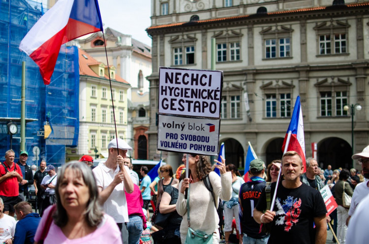 Demonstrace stovek odpůrců protikoronavirových opatření omezila provoz v Praze