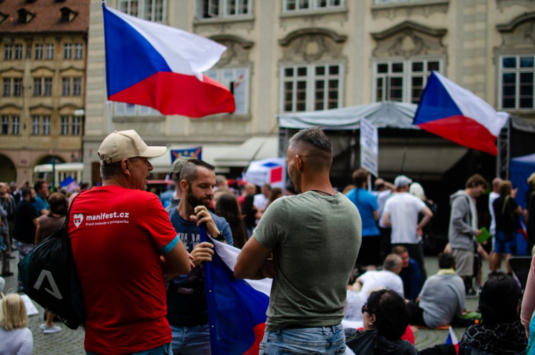 Demonstrace stovek odpůrců protikoronavirových opatření omezila provoz v Praze
