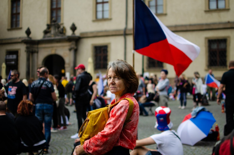 Demonstrace stovek odpůrců protikoronavirových opatření omezila provoz v Praze