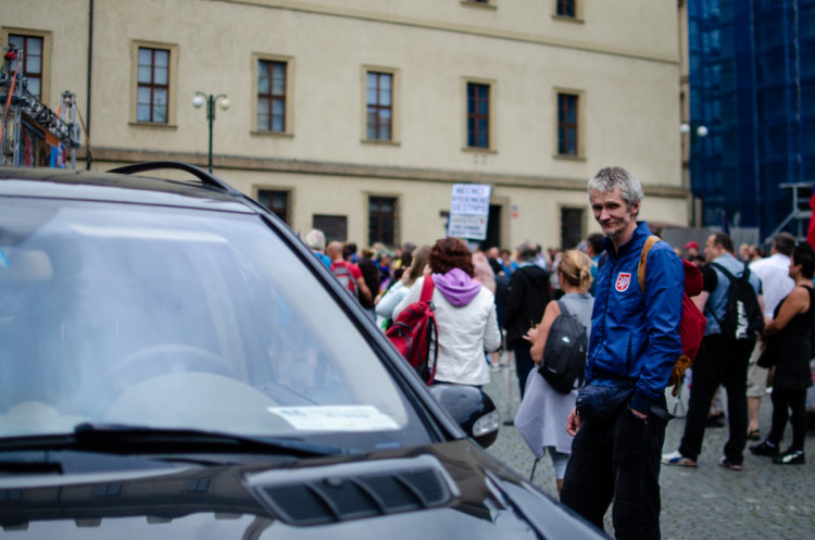 Demonstrace stovek odpůrců protikoronavirových opatření omezila provoz v Praze