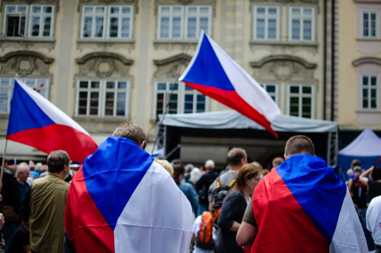 Demonstrace stovek odpůrců protikoronavirových opatření omezila provoz v Praze