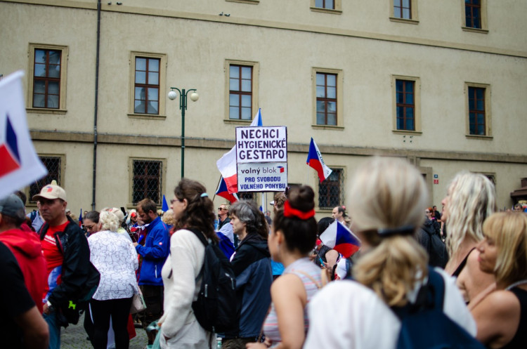 Demonstrace stovek odpůrců protikoronavirových opatření omezila provoz v Praze