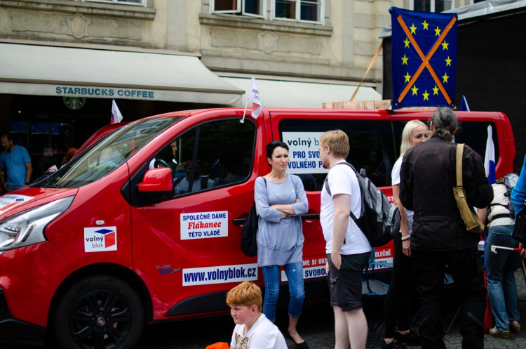 Demonstrace stovek odpůrců protikoronavirových opatření omezila provoz v Praze
