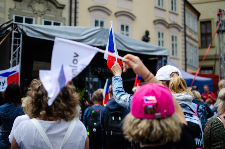 Demonstrace stovek odpůrců protikoronavirových opatření omezila provoz v Praze
