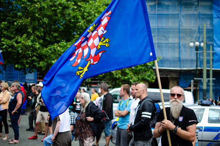 Demonstrace stovek odpůrců protikoronavirových opatření omezila provoz v Praze