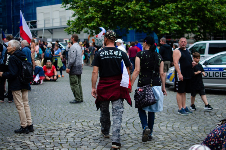 Demonstrace stovek odpůrců protikoronavirových opatření omezila provoz v Praze