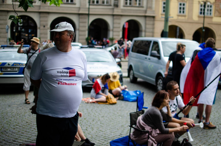 Demonstrace stovek odpůrců protikoronavirových opatření omezila provoz v Praze