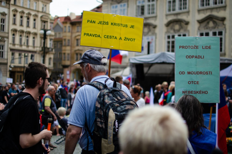 Demonstrace stovek odpůrců protikoronavirových opatření omezila provoz v Praze