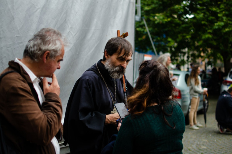 Demonstrace stovek odpůrců protikoronavirových opatření omezila provoz v Praze