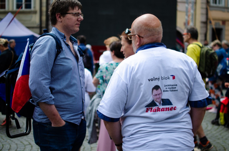 Demonstrace stovek odpůrců protikoronavirových opatření omezila provoz v Praze