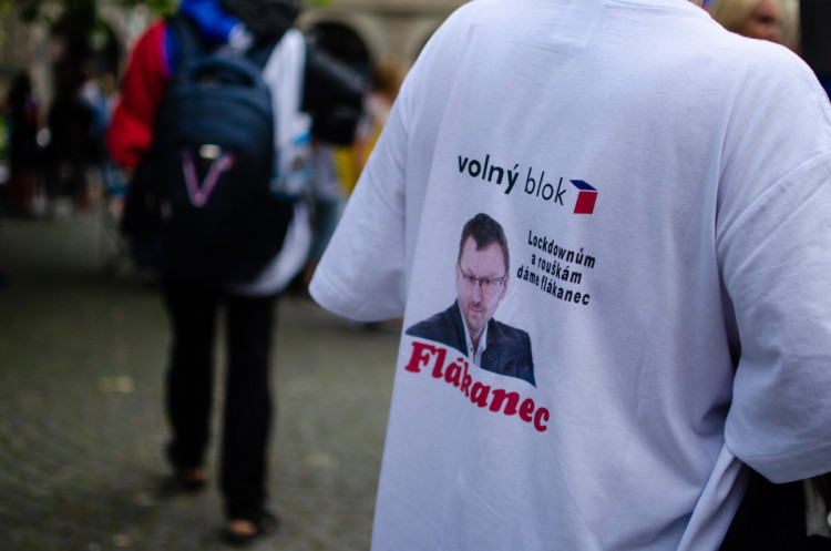 Demonstrace stovek odpůrců protikoronavirových opatření omezila provoz v Praze