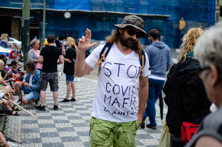 Demonstrace stovek odpůrců protikoronavirových opatření omezila provoz v Praze
