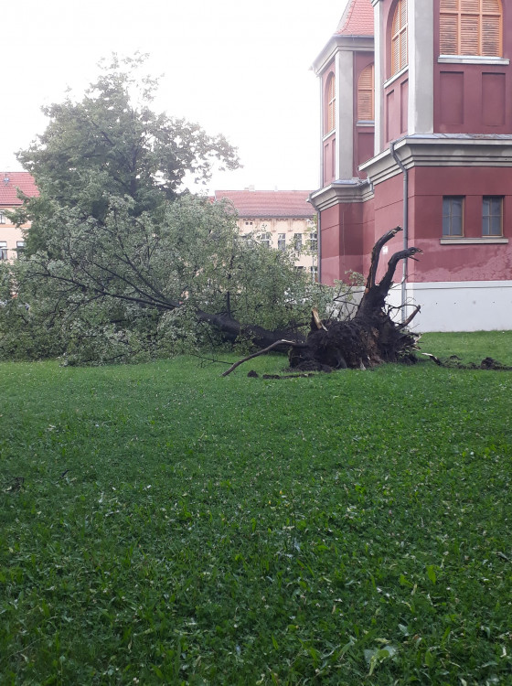 Přes Budějce se prohnala silná bouře