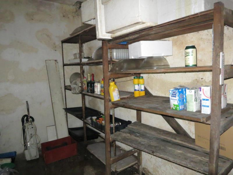 Inspekce uzavřela restauraci v Karlových Varech. Uvnitř našla exkrementy a plesnivé zdi