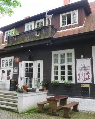 Inspekce uzavřela restauraci v Karlových Varech. Uvnitř našla exkrementy a plesnivé zdi