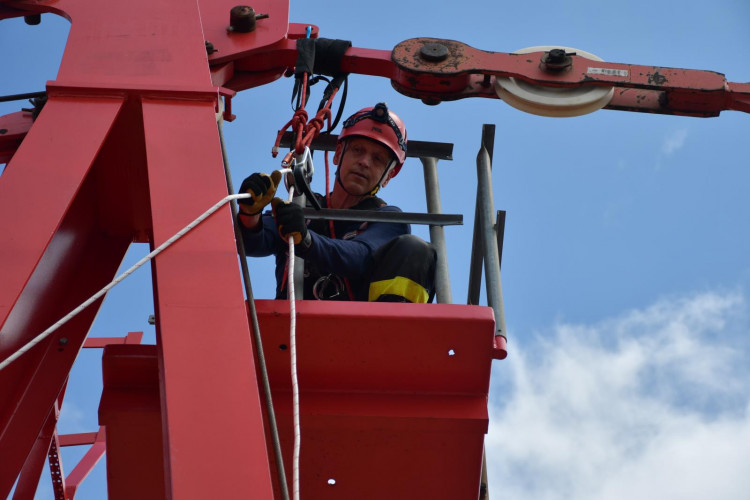 Cvičení hasičů na jeřábu