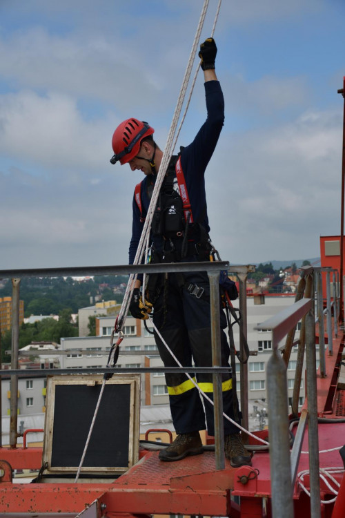 Cvičení hasičů na jeřábu
