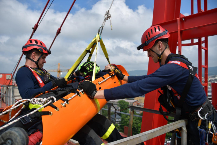 Cvičení hasičů na jeřábu