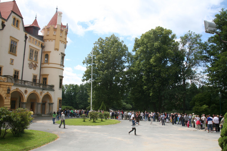 Den otevřených dveří na zámku Žinkovy v době, kdy procházel renovací