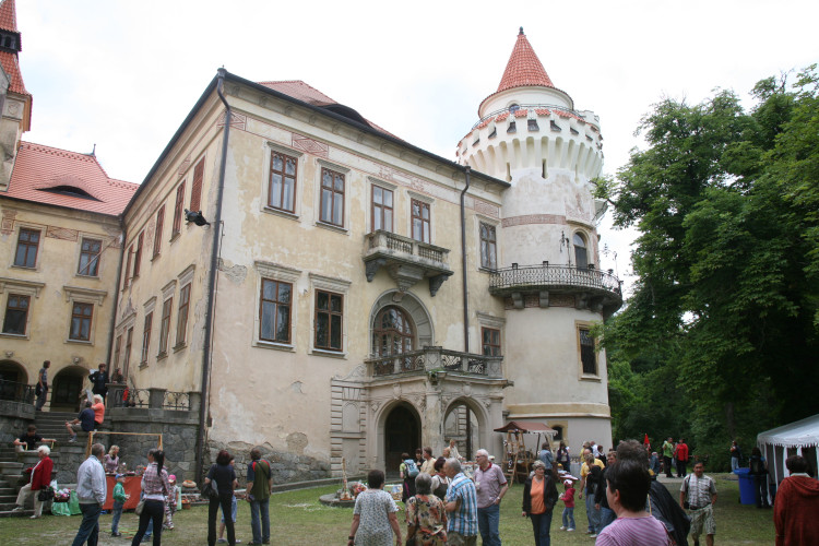 Den otevřených dveří na zámku Žinkovy v době, kdy procházel renovací