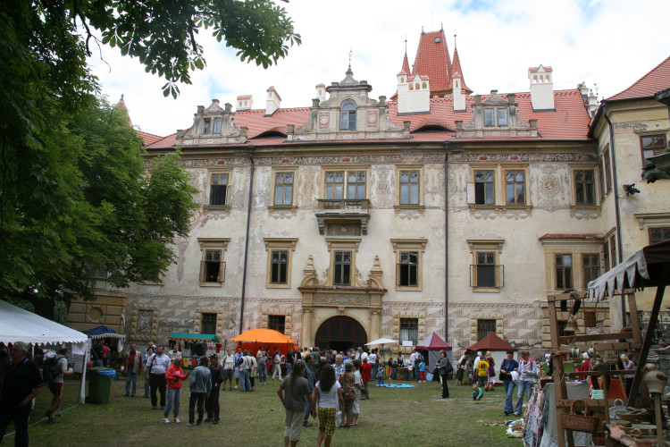 Den otevřených dveří na zámku Žinkovy v době, kdy procházel renovací