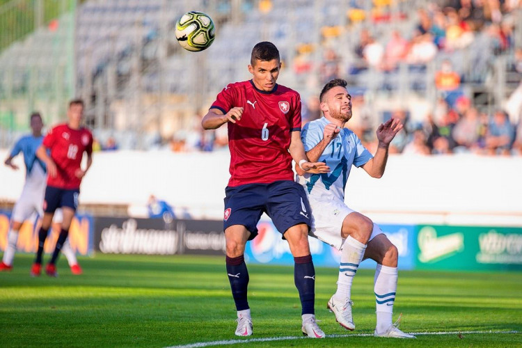 Michal Fukala v souboji se slovinským fotbalistou.
