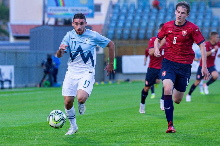 Obránce Denis Donát stíhá Slovince Aljoše Matku.