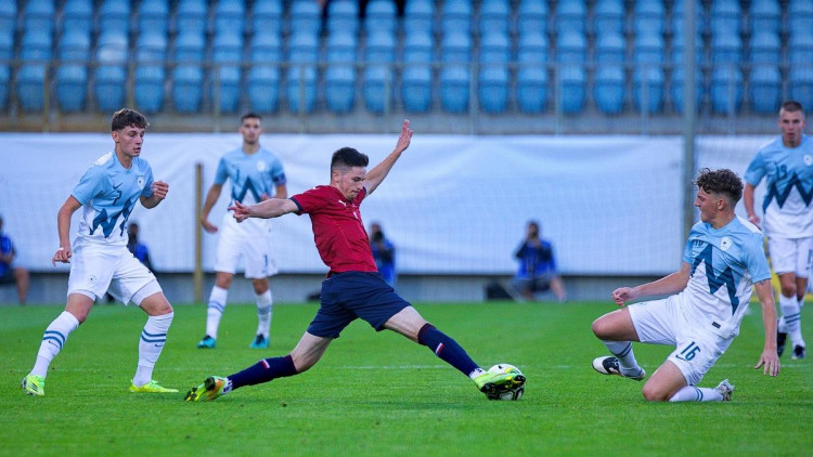 Tomáš Ostrák v souboji o míč.