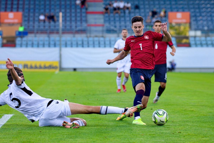 Tomáš Ostrák v souboji o míč. 
