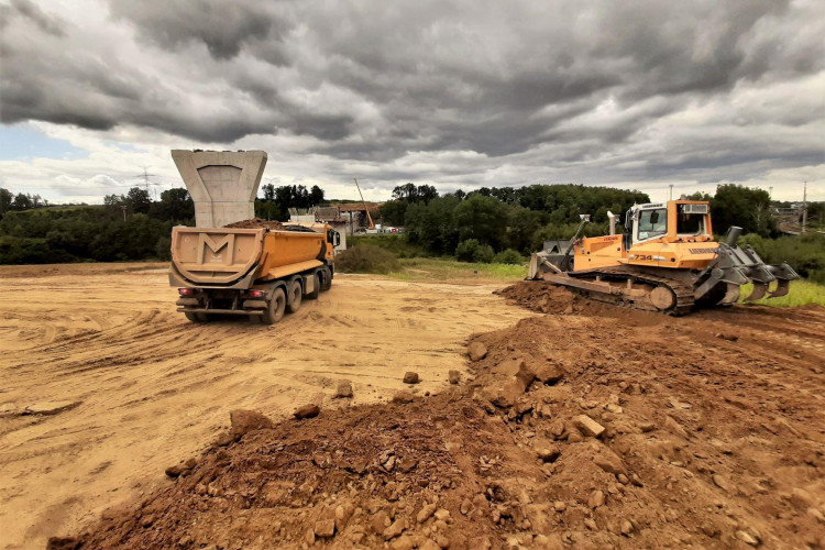 Budování násypu za opěrou mostu přes Šlapanku