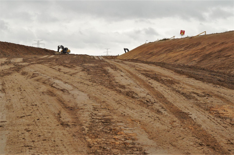práce na zářezu a profilaci jeho svahů