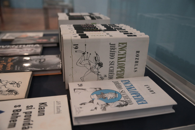 Výstava Jiřího Suchého v Olomouci k 90. narozeninám