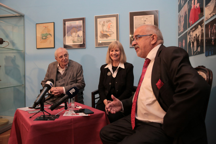 Výstava Jiřího Suchého v Olomouci k 90. narozeninám. Na snímku vpravo ředitel Vlastivědného muzea Břetislav Holásek