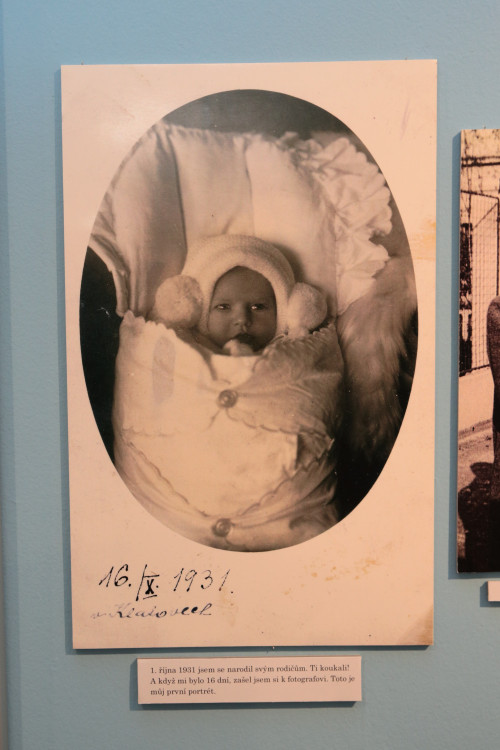 Výstava Jiřího Suchého v Olomouci k 90. narozeninám