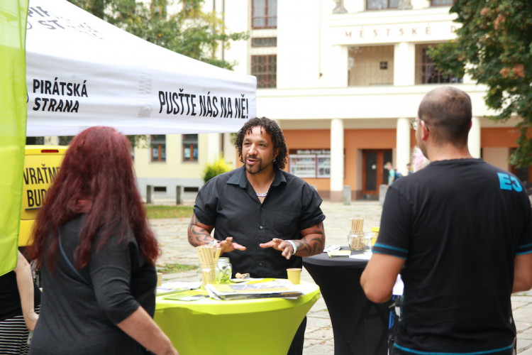 Piráti a Starostové chtějí vrátit naší zemi budoucnost