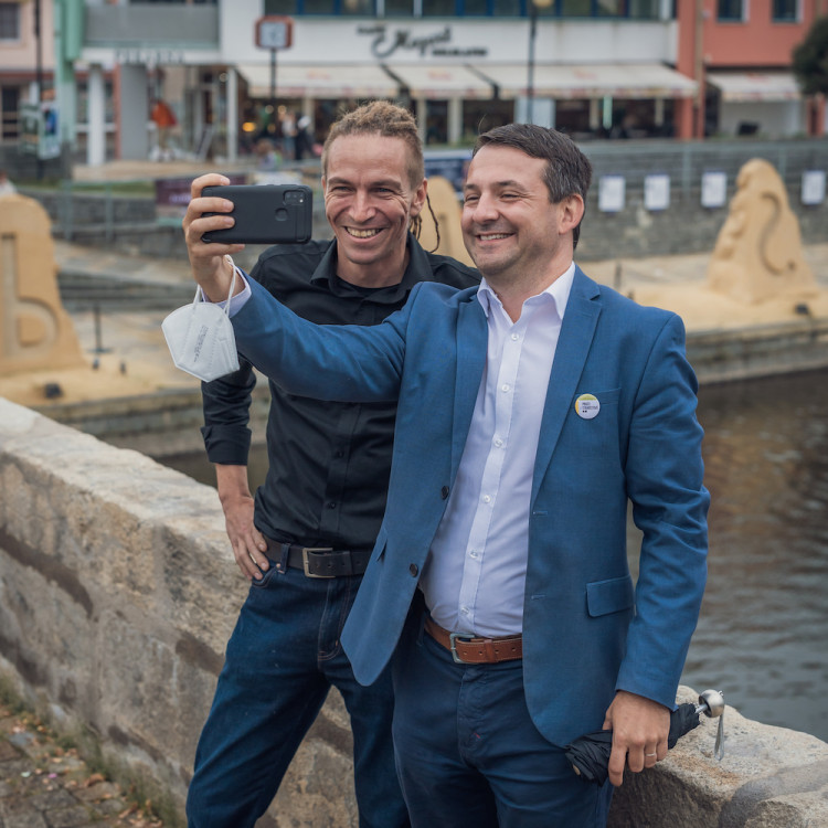 Piráti a Starostové chtějí vrátit naší zemi budoucnost