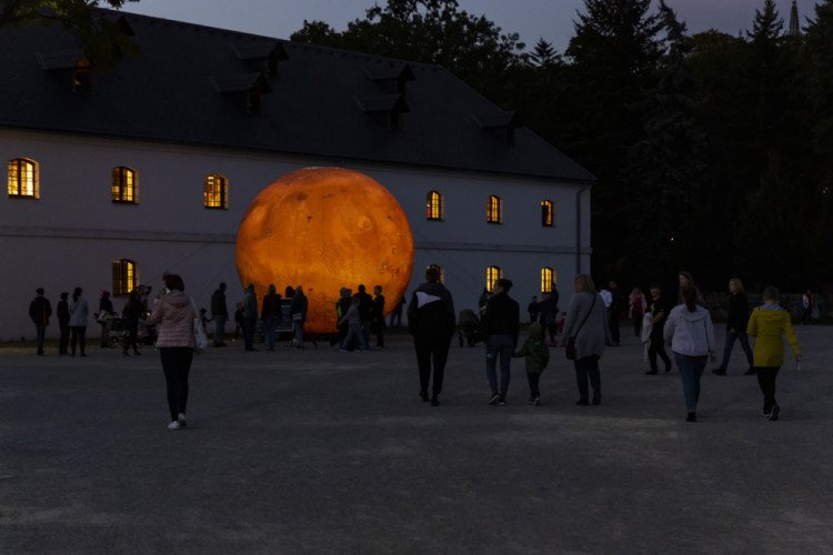 I v letošním ročníku Noci vědců byla jedním z center prezentací a pokusů Přírodovědecká fakulta Univerzity Palackého či popularizační muzeum vědy Pevnost poznání 