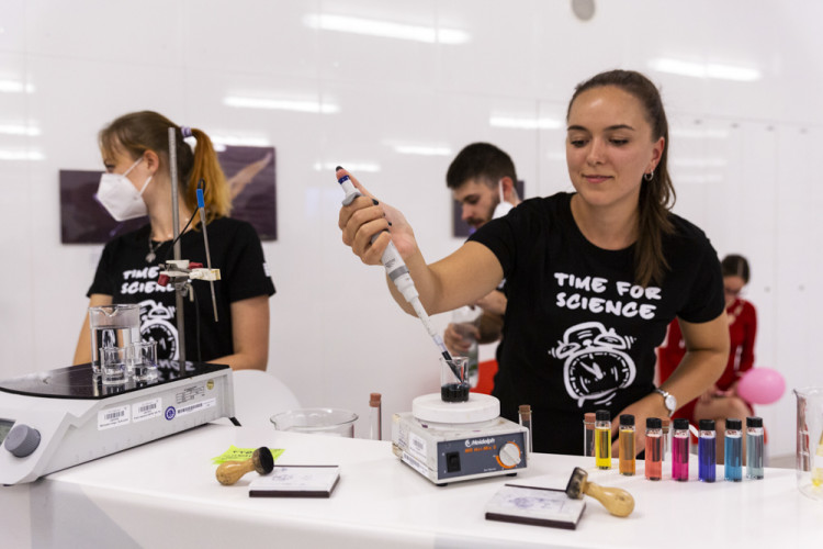 I v letošním ročníku Noci vědců byla jedním z center prezentací a pokusů Přírodovědecká fakulta Univerzity Palackého či popularizační muzeum vědy Pevnost poznání 