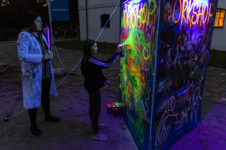 I v letošním ročníku Noci vědců byla jedním z center prezentací a pokusů Přírodovědecká fakulta Univerzity Palackého či popularizační muzeum vědy Pevnost poznání 