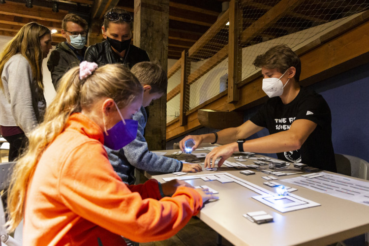 I v letošním ročníku Noci vědců byla jedním z center prezentací a pokusů Přírodovědecká fakulta Univerzity Palackého či popularizační muzeum vědy Pevnost poznání 