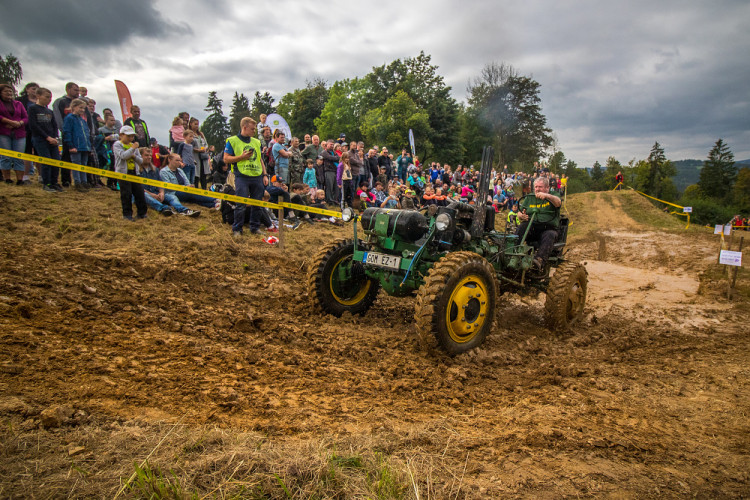 Závody traktorů v Bozkově