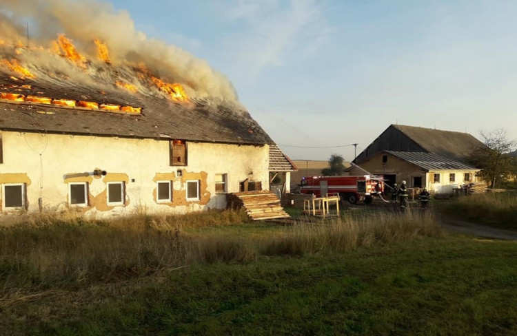 FOTOGALERIE: Požár výrobny briket