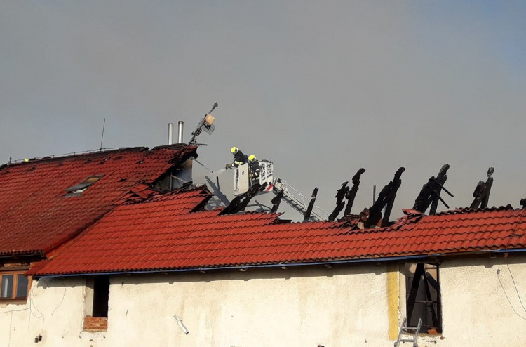 FOTOGALERIE: Požár výrobny briket