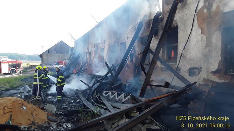 FOTOGALERIE: Požár výrobny briket