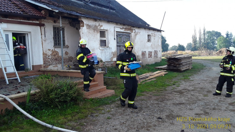 FOTOGALERIE: Požár výrobny briket