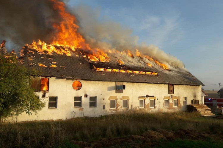 FOTOGALERIE: Požár výrobny briket