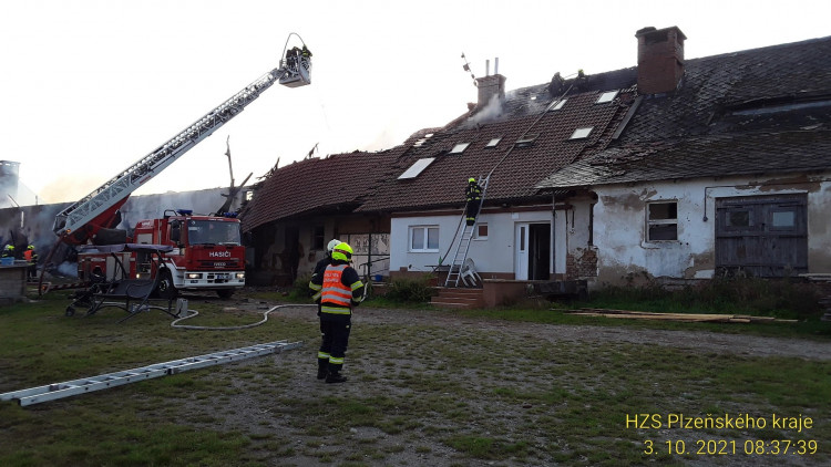 FOTOGALERIE: Požár výrobny briket