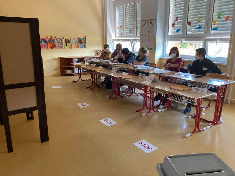 VOLBY 2021: Volební místnosti v ZŠ SNP v Hradci Králové